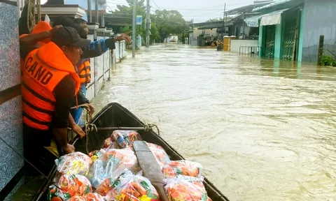 Cảnh sát Khánh Hòa tiếp nhận hơn 3.000 tin báo kêu cứu trong vùng lũ, cứu nạn hơn 3.000 người
