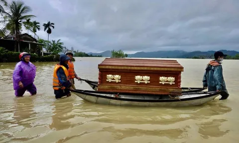 Những cuộc tiễn đưa đầy nước mắt ở vùng lũ