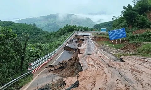 Mưa lũ miền Trung: Ray đường sắt treo lơ lửng, nhiều quốc lộ nứt toác