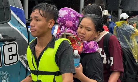 Giữa bao mất mát, nghĩa đồng bào thắp lên ấm áp