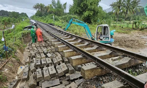 Đường sắt hư hại nặng, quốc lộ 1 qua vùng lũ đã thông