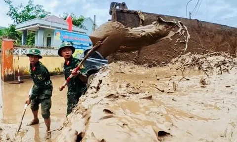 Hàng vạn cán bộ, chiến sĩ cùng dân dọn dẹp trường học, nhà cửa vùng lũ Đắk Lắk