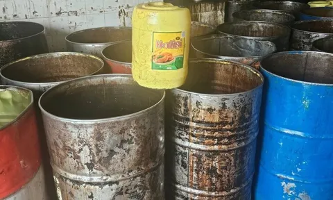 Đột kích một cơ sở, công an triệt phá đường dây sản xuất dầu ăn giả hết hạn, tịch thu nhiều can 20 lít, thùng phuy và bao bì đóng gói tại Kenya