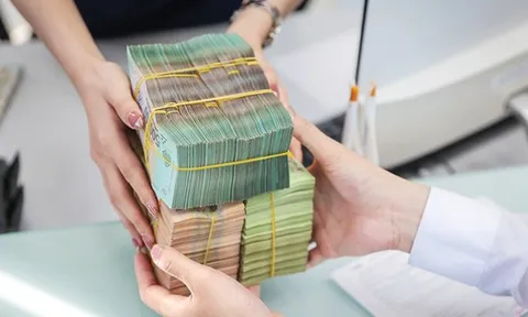 Ngân hàng lớn cũng chạy đua huy động tiền gửi: Techcombank tăng lãi suất kịch trần, VPBank liên tiếp điều chỉnh, Vietcombank, Agribank, VietinBank tung ưu đãi