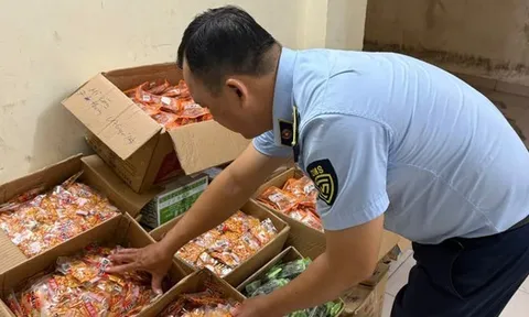 Phát hiện số lượng lớn bánh kẹo bán Tết không rõ xuất xứ