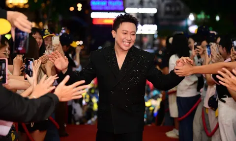 Dàn 'Mưa đỏ', Trấn Thành và hàng trăm nghệ sĩ làm nóng thảm đỏ bế mạc Liên hoan phim Việt Nam