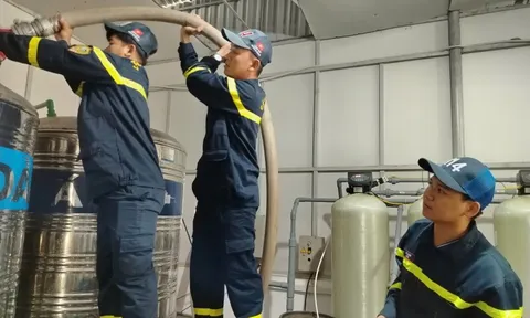 Công an Đắk Lắk cung cấp nước sạch cho các bệnh viện trong vùng lũ