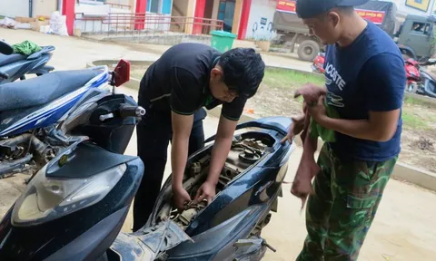 Đội sửa xe từ TP.HCM ra Phú Yên cũ giúp bà con vùng lũ, homestay ‘0 đồng’ cho các đoàn thiện nguyện