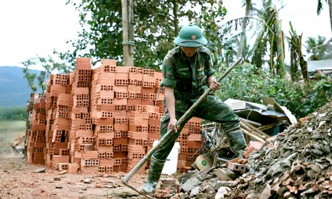 Thần tốc xây lại nhà cho dân bị lũ giật sập