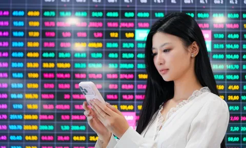 VN-Index lội ngược dòng, gần 500 mã tăng giá