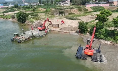 Phát minh của Trung Quốc làm rung chuyển ngành xây dựng và cứu hộ: máy xúc 'biến hình' thành tàu thủy, hoạt động liên tục 12 giờ giữa vùng lũ lụt