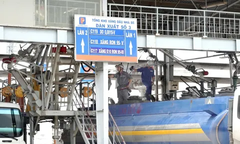 Xăng dầu giảm liên tục 5 phiên, doanh nghiệp đầu mối lao đao vì nhập về giá cao, bán giá thấp