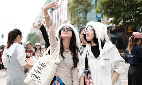 Hàng chục ngàn khán giả đổ về Y-Concert dài 10 tiếng, mang theo cả đồ ăn thức uống