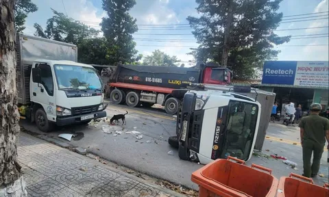 Xe ben tông xe tải, xe tải tông xe rác rồi lật ngang đường