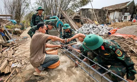 Bộ đội dựng lại mái ấm cho dân trước Tết