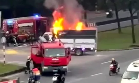 Tài xế lái xe tải bị cháy đến trụ sở cảnh sát chữa cháy nhờ dập lửa