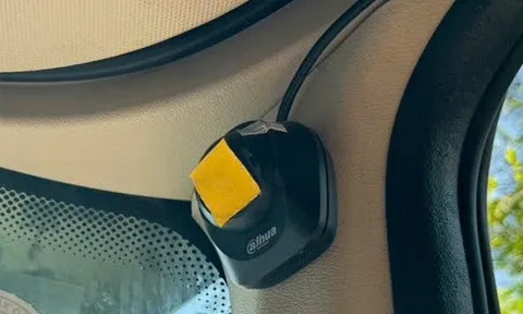 Xử phạt tài xế xe đầu kéo dùng băng keo che mắt camera thiết bị ghi nhận hình ảnh tài xế