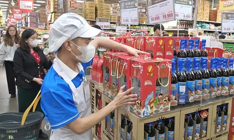 Hàng Tết lên kệ sớm: Nguồn cung dồi dào, giá ra sao?