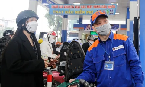 Giá xăng đồng loạt giảm, RON95 về sát 19.000 đồng/lít