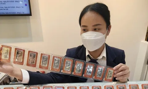 Giá bạc vượt 72 USD/ounce, tăng 38% trong một tháng