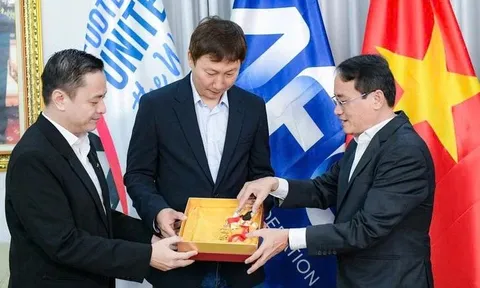 HLV Kim Sang Sik và tấm huy chương 33 chỉ vàng 24K có giá hơn 500 triệu đồng