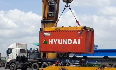 Xuất nhập khẩu của Việt Nam lần đầu cán mốc 900 tỉ USD