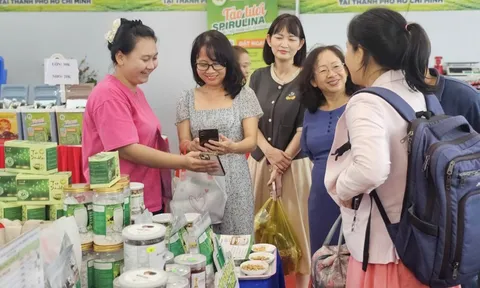 Hàng trăm đặc sản 3 miền hội tụ tại TP.HCM để người dân sắm Tết sớm