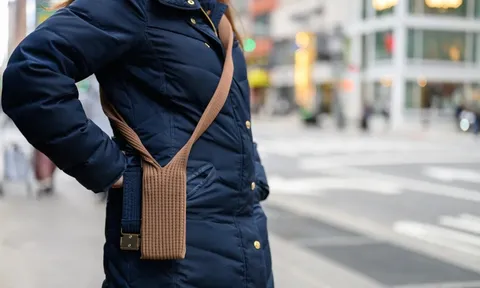 Túi vải đựng iPhone giá 230 USD 'cháy hàng'