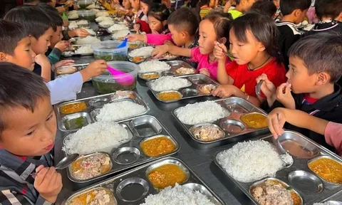 Học sinh vùng biên được hỗ trợ gạo, tiền trong suốt 9 tháng của năm học