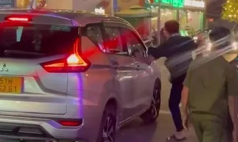 Tài xế yêu cầu khách nôn hỗ trợ 400.000 đồng phí rửa xe: Bị đánh, đạp gãy kính chiếu hậu