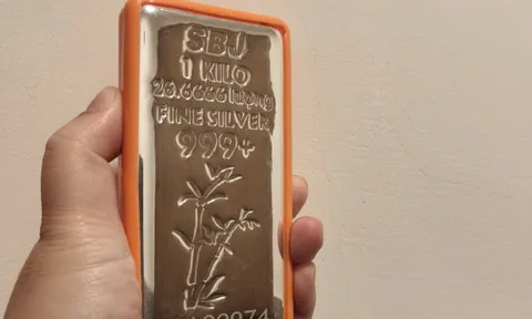 Giá bạc vượt 76 USD/ounce, giá vàng gần 160 triệu đồng/lượng