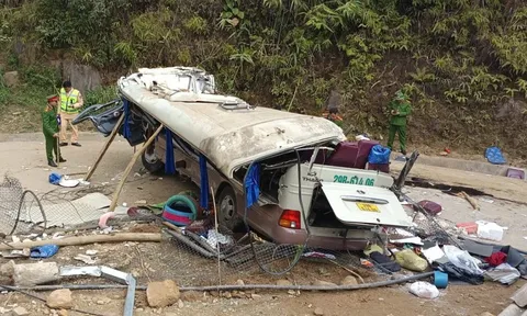 Điều tra ban đầu vụ lật xe chở đoàn thiện nguyện: Xe đột ngột bị mất phanh, lật ở lưng dốc