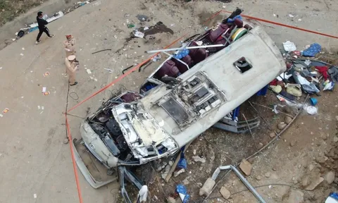 Vụ lật xe làm 9 người chết ở Lào Cai: Đoàn thiện nguyện Bếp Củi trên đường đi nấu ăn cho trẻ