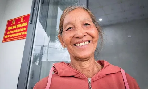 Một tháng 'thần tốc' dựng mái nhà ở những ngôi làng tan hoang, nụ cười của dân ấm lại