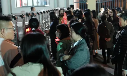 Khán giả tức giận vì đứng đợi, 20h31 concert Về đây bốn cánh chim trời mới báo hoãn