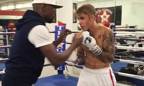 Justin Bieber dọa ‘siết cổ’ nhân viên Apple