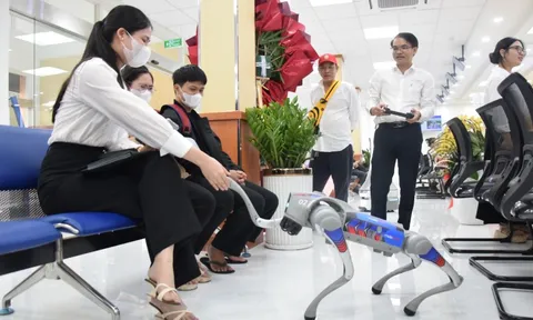 Đi làm thủ tục hành chính ở TP.HCM, người dân được robot bắt tay, mời ăn bánh