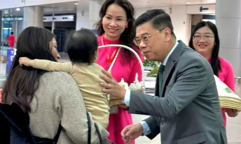 Đến TP.HCM đón năm mới, nhiều du khách được tặng quà từ trên máy bay lẫn ở sân bay