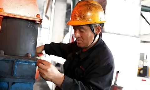 Lương tháng 13 triệu nhưng công ty chuyển khoản 4 tỷ đồng: Tài khoản bị phong tỏa, người đàn ông bị kiện