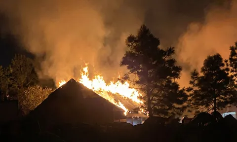 Nhà dân bốc cháy dữ dội ngay sát giao thừa Tết dương lịch