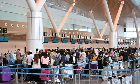 Đi sân bay dịp Tết dương lịch: Bay sớm vẫn thoáng, Tân Sơn Nhất 'lạ mà quen'