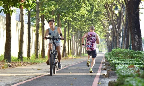 Nô nức đi metro, thích thú đạp xe làn ưu tiên