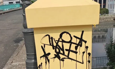 Vừa hoàn thiện chiếu sáng mỹ thuật đẹp lung linh, cầu Mống bị vẽ bậy