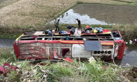 Xe khách lao xuống mương nước ven quốc lộ, 11 người bị thương