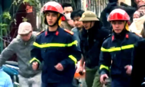 Nổ gây cháy ở Hà Nội, 3 người được đưa ra khỏi hiện trường