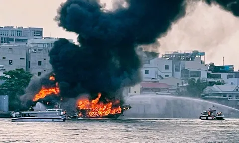 Cháy tàu du lịch trên sông Sài Gòn