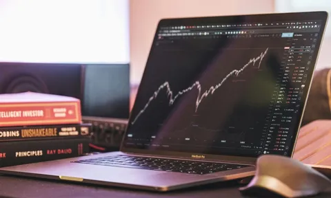 Chứng khoán ngày 7-1: Lập đỉnh lịch sử nhưng cần dòng tiền lan tỏa mạnh hơn