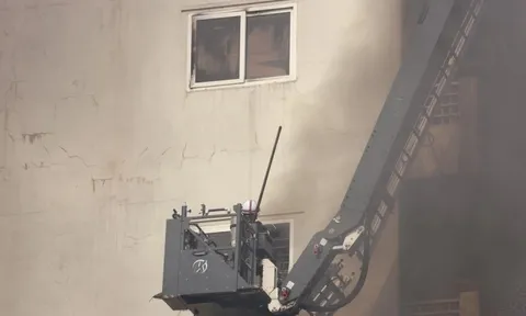 Hà Nội: Ngôi nhà cao tầng trên phố Lê Lợi bốc cháy ngùn ngụt, có người mắc kẹt