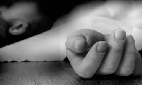 Đang xem điện thoại, bé trai đột nhiên ngã quỵ rồi tử vong