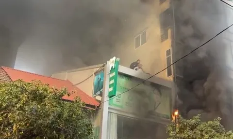 Cháy nhà 7 tầng ở Hà Nội, người đàn ông hoảng loạn nhảy từ tầng cao xuống